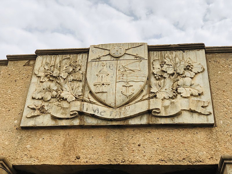 File:Emblem of the British Somaliland Protectorate in the State House in Hargeisa.jpg