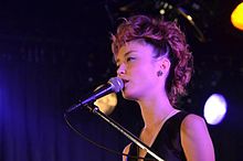 Emi Meyer spielt live in Shimokitazawa, Tokio, Juni 2012.