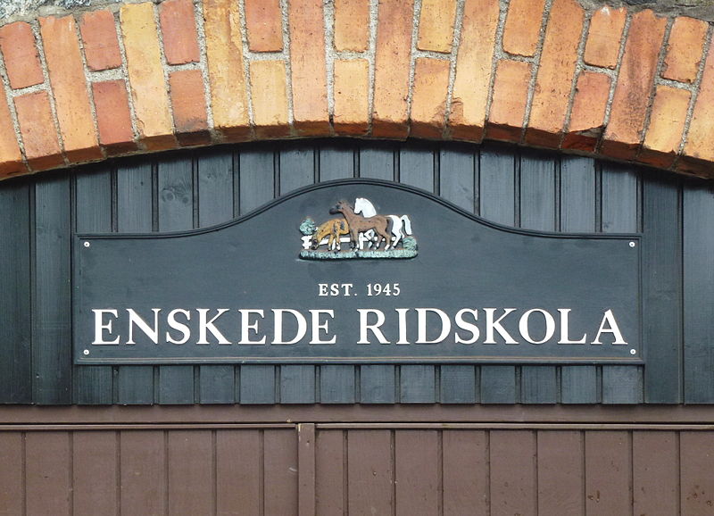 File:Enskede ridskola skylt.jpg