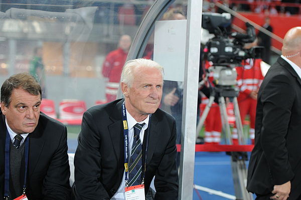 Trapattoni (rechts) tijdens zijn laatste wedstrijd als bondscoach van Ierland (2013). Links van hem zit zijn trouwe assistent Marco Tardelli.