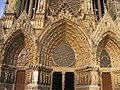 I ricchissimi Portali gotici strombati della Cattedrale di Notre-Dame a Reims, Francia.