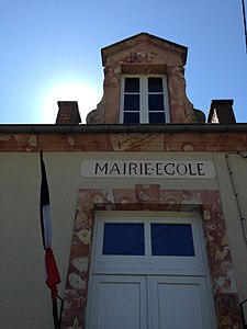 Faverdines - Mairie-École - belle fenêtre de toit en grés rose.jpg