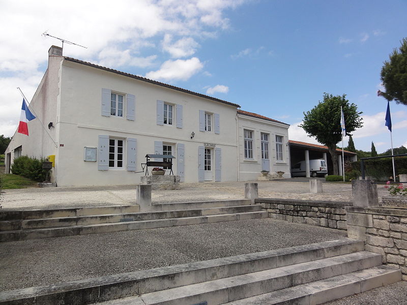 File:Fenioux (Charente-Maritime) mairie.JPG