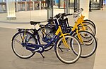 Fietsenstalling bij Station Amsterdam Centraal; interieur met OV-fietsen.