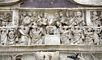 Friz na Konstantinovem slavoloku kaže Konstantina I. kako deli darila ljudstvu