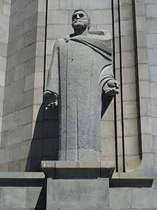 Памятник Фрику перед зданием Матенадарана