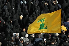 Vlajka Hizballáhu v íránském Teheránu na pohřbu velitele revolučních gard.