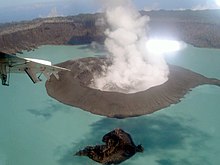 Un cône pyroclastique apparaît au centre du lac Voui, à l'emplacement du cratère, en 2005.