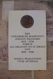 Gedenktafel an St. Sebald, Nürnberg Mit lat. Inschrift „Die Musik ist das Vorspiel zum Ewigen Leben.“ (Quelle: Wikimedia)