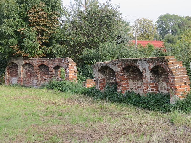 File:Gliwice, kościół św. Jerzego, pozostałości murów okalających kościół od południa.JPG