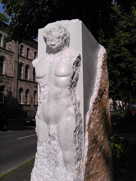 File:Goe.Goetheallee.Skulptur.02.JPG