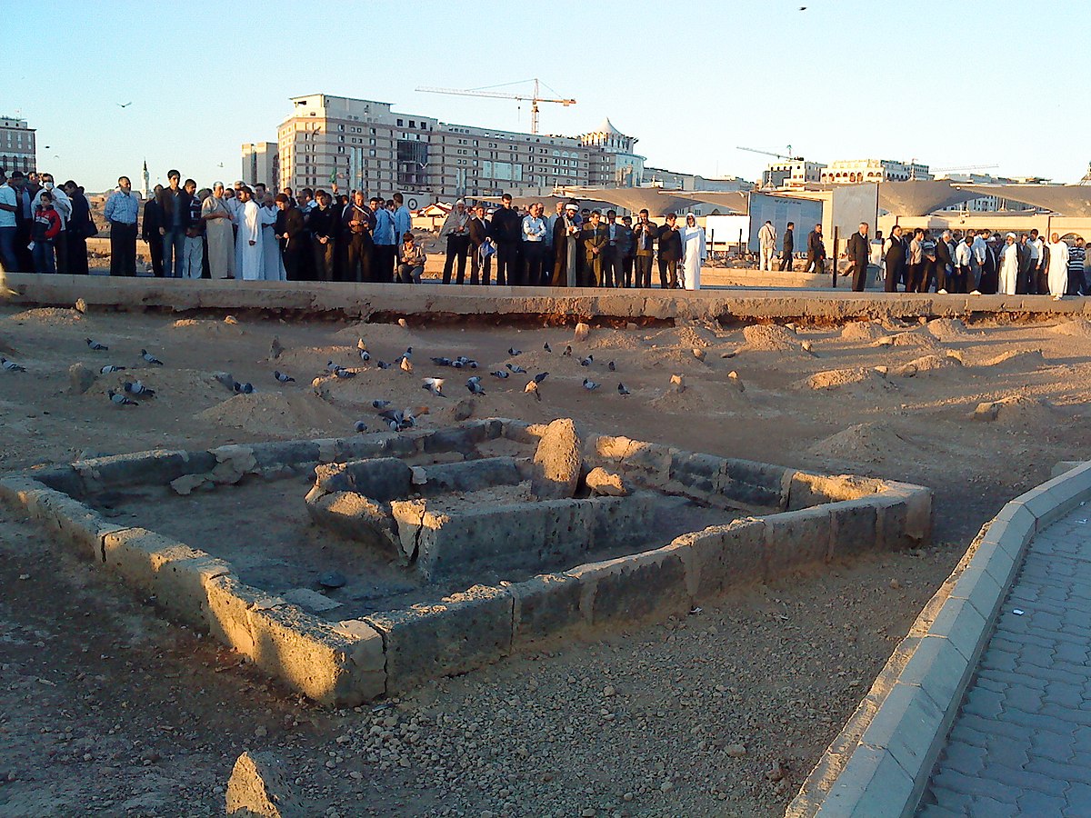 File:Grave of Ibrahim at Jannat-ul-Baqi, Medina.JPG - Wikimedia ...