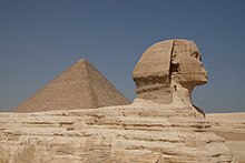 Sphinx von Gizeh, im Hintergrund die Cheops-Pyramide
