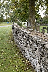 Fil:Hall kyrka mur i norr.jpg