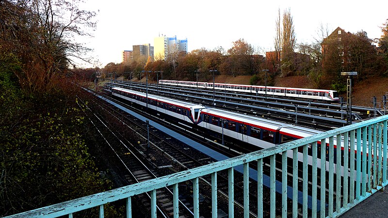 File:Hamburg-Billstedt - U-Bahnen.jpg