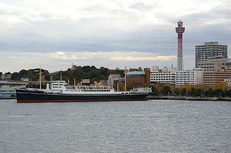 Hikawamaru and Marine tower.jpg