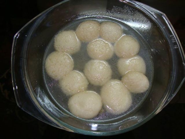 Homemade rosogolla, a famous chhena-based sweet