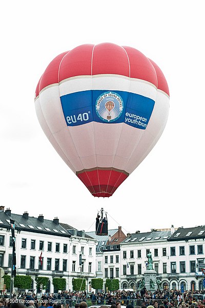 File:Hot air balloon over Place du Luxembourg for the League of Young Voters.jpg