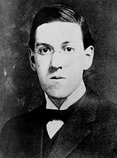 En fotografi på Lovecraft fra 1915.
