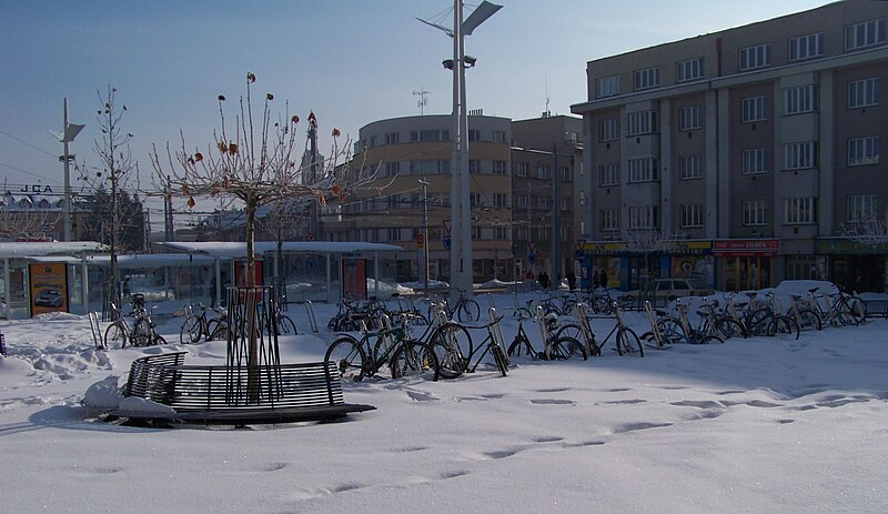 File:Hradec Králové, jízdní kola před nádražím.jpg