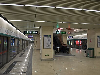 Huilongguan Dongdajie station platform 1.jpg