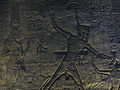 Rilievo all'interno del Tempio minore, raffigurante Ramses II che abbatte un nemico, assistito da Nefertari.