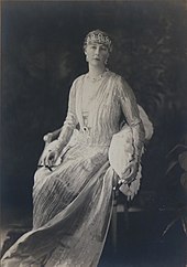 černobílé fotografie: portrét sedící ženy ve světlých šatech