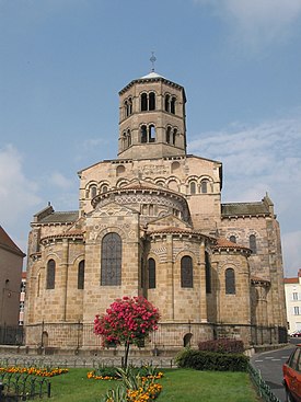 Igreja de Ste-Austremoine (do século XII).