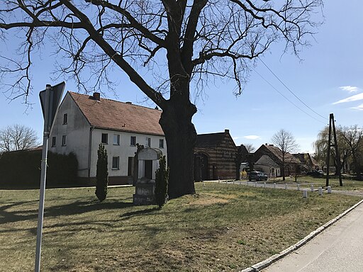 Jüterbog-Markendorf Dorfstraße mit Gefallendenkmal