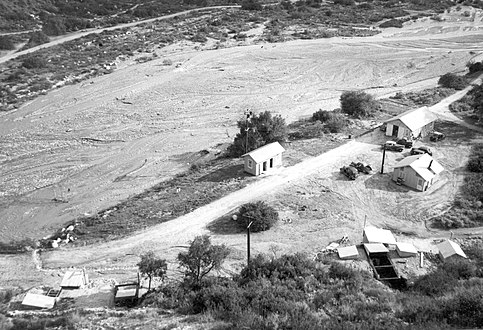 Le site du Jet Propulsion Laboratory photographié en 1942 depuis le sommet de la colline dominant aujourd'hui la porte est : il n'était occupé à l'époque que par quelques modestes bâtiments et une fosse destinée à tester les moteurs-fusées.