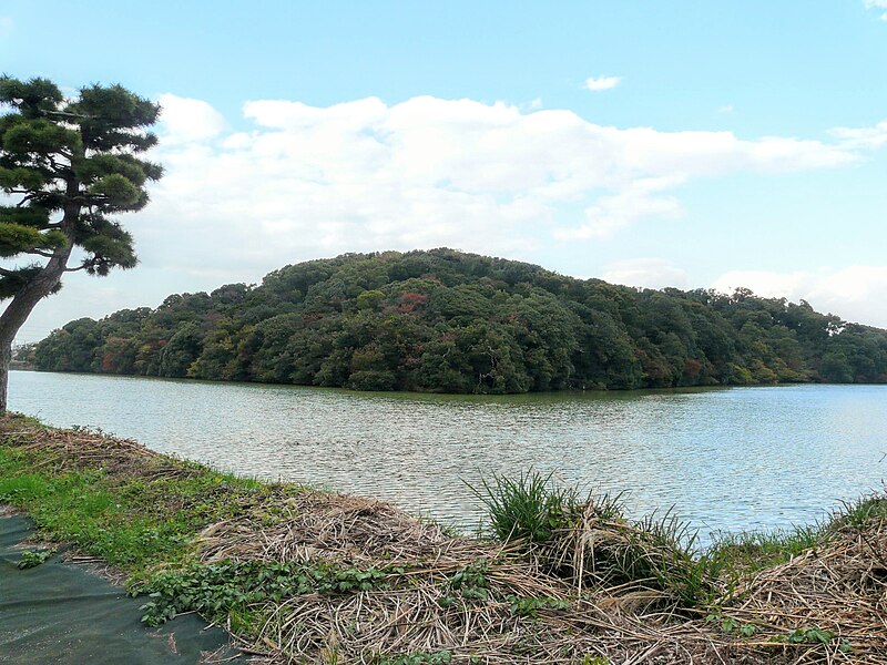 File:Kamiishizu Misanzai Kofun 016.jpg