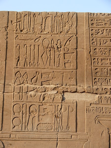 File:Kom Ombo Temple Surgical instruments 03.JPG