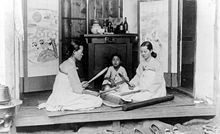 Korean women-ironing with sticks-1910s.jpg