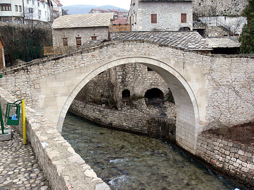 Mostar: die Krumme Brücke (Kriva Ćuprija) über den Fluss Radobolja