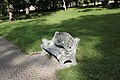 Lavička v lázeňském parku v Lázních Libverdě.