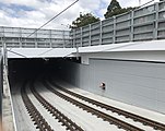 地下駅であるゴールドコースト大学病院（Gold Coast University Hospital）電停へ向かうランプ（2017年撮影）