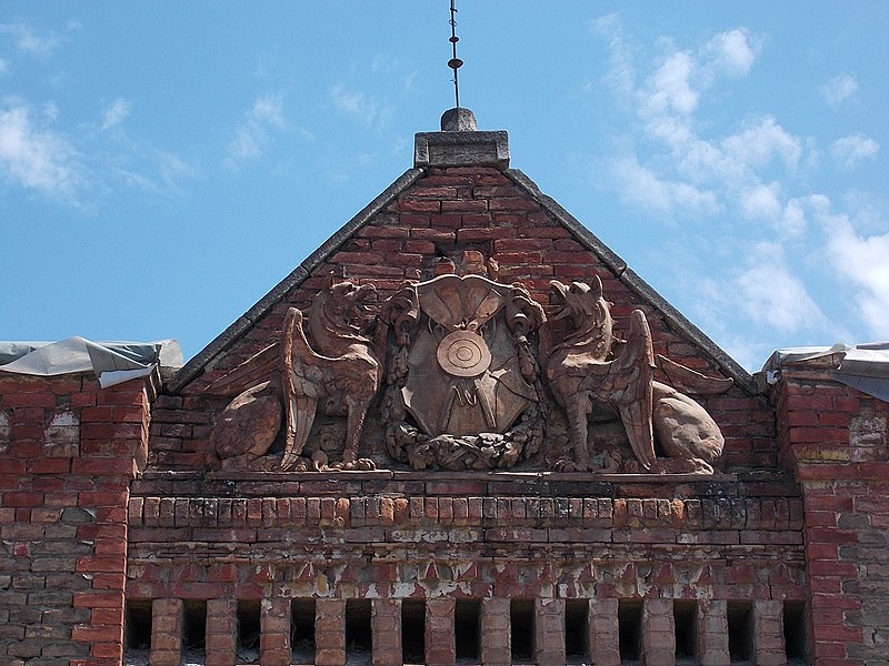 File:Listed gate with relief of the former Shooting Range. - 42 Petőfi St., Esztergom, Hungary.jpg