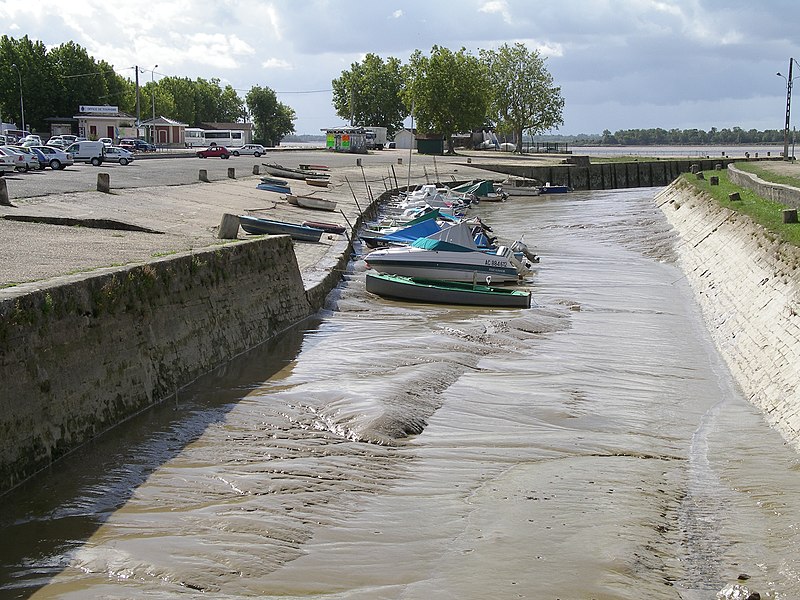 File:Lowtide in the Harbour of Blaye - panoramio.jpg