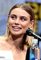 Lucy Fry plays the elf Tikka, Édgar Ramírez plays the FBI employee Kandomere