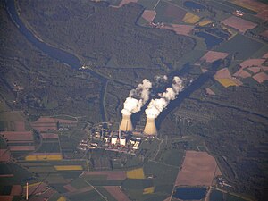 Luftbild des Kernkraftwerks Gundremmingen mit dem Wasserkraftwerk Gundelfingen im Hintergrund