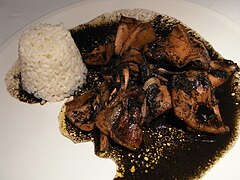 Luras na súa tinta con arroz en branco