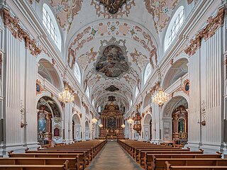 Kirchenschiff, Blick zum Hochaltar