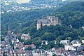 Marburger Schloss vom Spiegelslustturm aus gesehen. Links: Lutherkirche, daneben: Neue Kanzlei der Landgrafen, rechts Mitte: Hexenturm, rechts unten: Fachbereich Physik