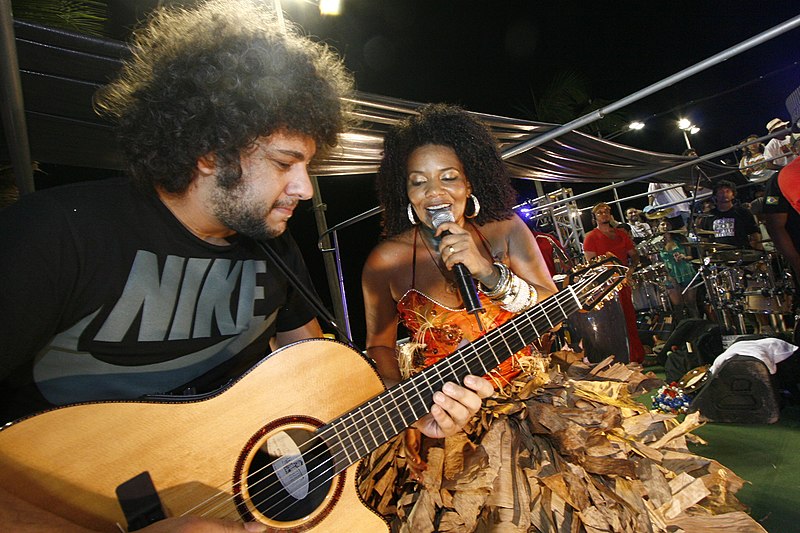 File:Margareth Menezes e músico no trio Afropopbrasileiro.jpg