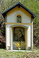 English: Wayside chapel on the cycle route down to the Drava Deutsch: Bildstock am Fahrradweg hinunter zur Staumauer