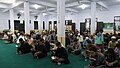 Membaca Alquran sembari menunggu salat Isya