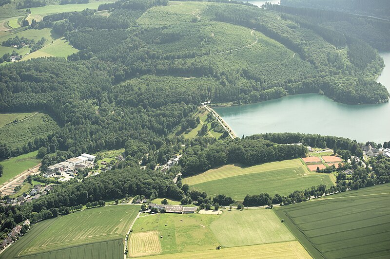 File:Meschede Staumauer Hennesee Sauerland-Ost 401.jpg