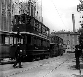 Les voitures stationnées au terminus milanais du tramway Milan-Monza