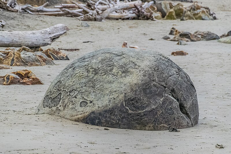 File:Moeraki Boulders 04.jpg