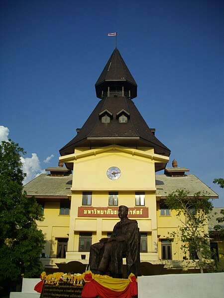 ไฟล์:Monument_of_Pridi_Phanomyong_&_Dome_of_Thammasat_University.jpg